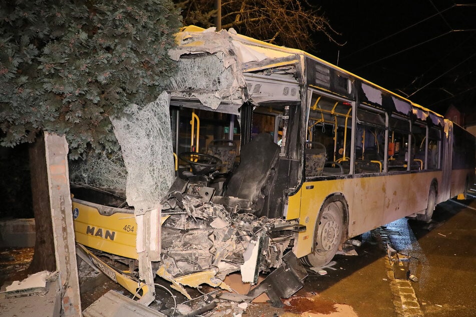 Am 15. Januar krachte ein Bus (Ersatzverkehr Linie 11) gegen 2.15 Uhr in die Filiale der Bäckerei Richter.