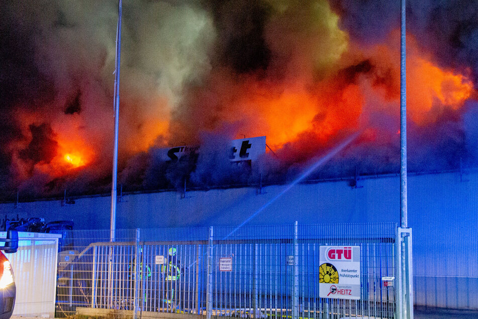 Beim Eintreffen der Feuerwehr stand die Gewerbehalle in Fulda bereits voll in Brand.