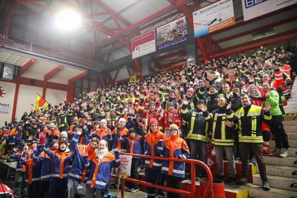 Rund 1950 Einsatzkräfte ließen sich den Overtime-Krimi gegen die Wölfe Freiburg nicht entgehen.