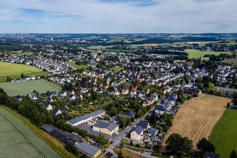Von den Feldern im Norden aus ist der Ortskern von Grüna zu überblicken. Links oben drängen sich die hellen Häuser des Wohngebietes Hexenberg, das ab 1993 gebaut wurde.