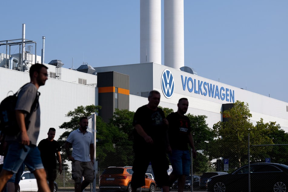 Volkswagen hat die Beschäftigungssicherungen formal gekündigt. Somit können ab Juli 2025 Arbeiter entlassen werden.