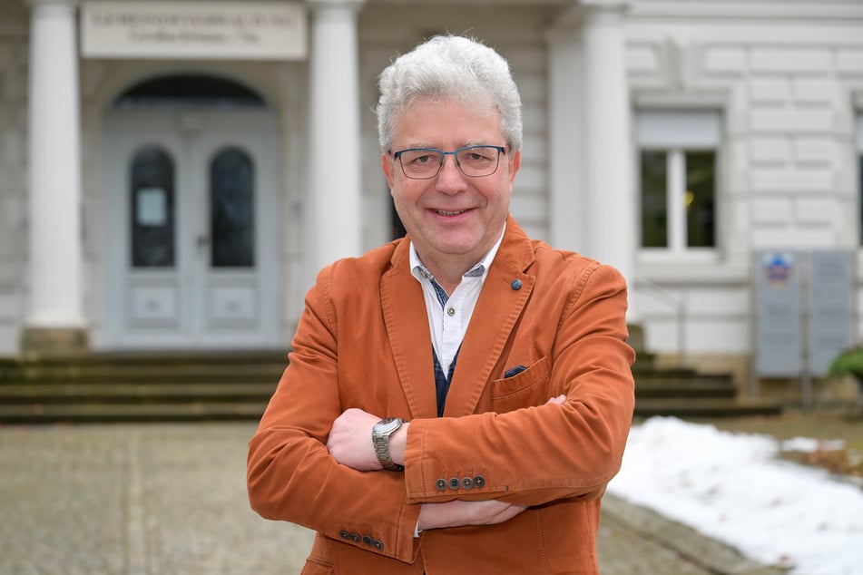 Bürgermeister Frank Peuker (62, fraktionslos) ist immer noch gerührt, dass Professor Köhler Großschönau so viel Geld vermacht hat.