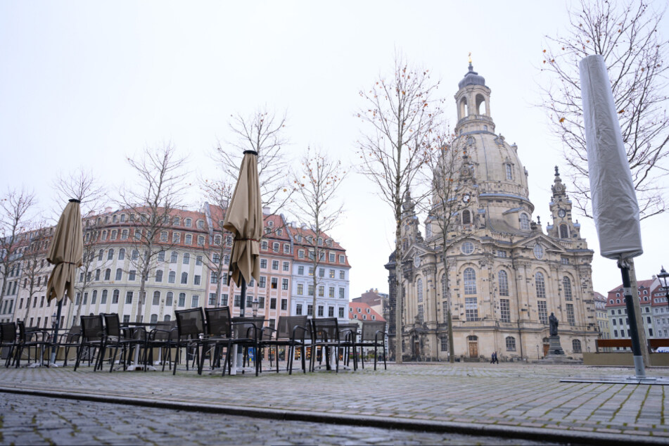 Dresden: Leere Tische und Stühle stehen auf dem Neumarkt vor der Frauenkirche.