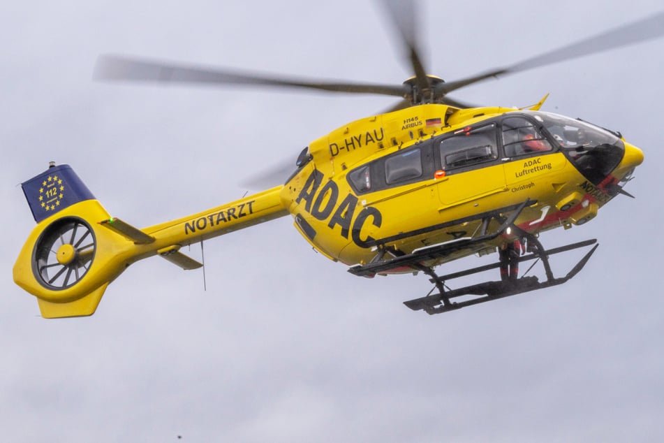 Ein Hubschrauber brachte die Frau (66) in eine Klinik. (Symbolbild)