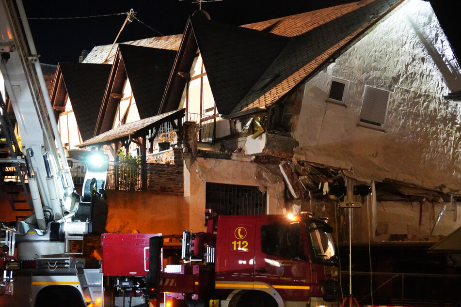 Der Teil-Einsturz eines Hotels in Kröv löste einen Großeinsatz der Rettungskräfte aus, im gesamten Ort kam es zu Straßensperrungen.