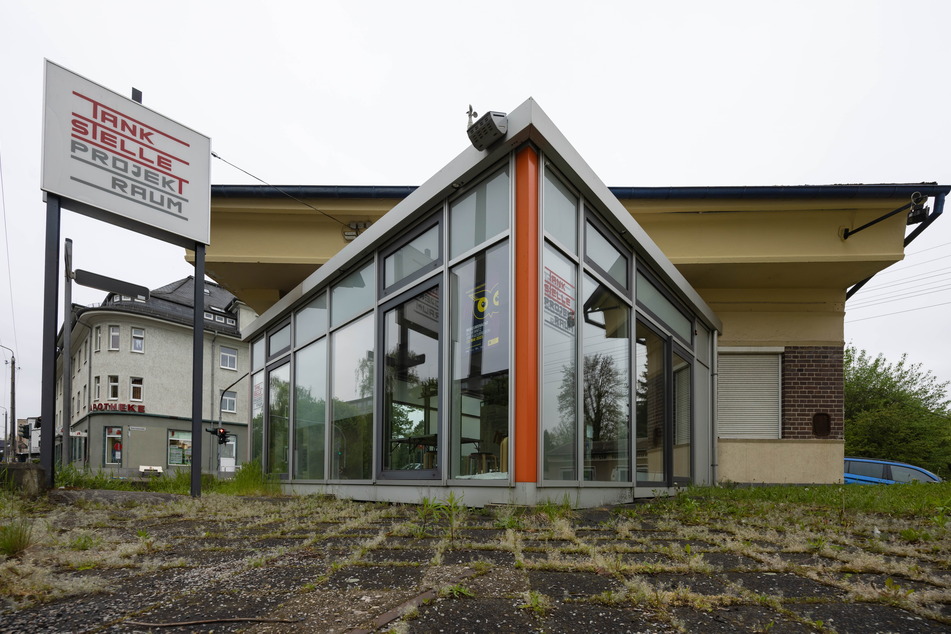 Der Projekt-Raum "Tankstelle" an der Zwickauer Straße dient Kunst, Kultur und Wissenschaft. Am heutigen Donnerstag eröffnet die "Tankstelle" eine Ausstellung über die Gestalter Marianne Brandt und Henry van de Velde.