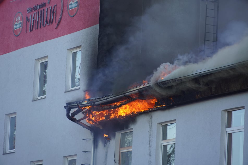 Flammen fressen sich durch den Dachstuhl.