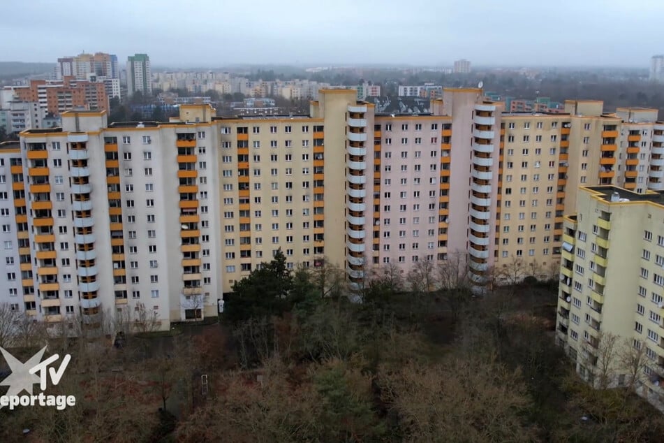 In diesem Hochhaus-Komplex in Berlin-Staaken lebt die vierköpfige Familie.