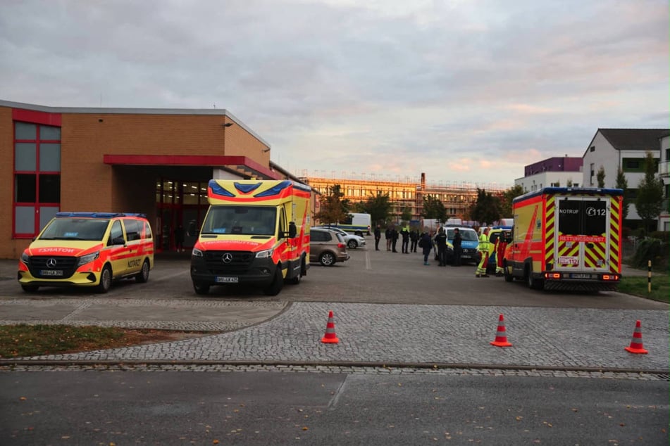 Mehrere Rettungswagen warten am Einsatzort.