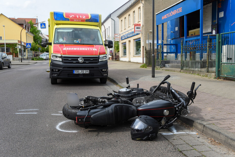 Der Motorradfahrer wurde zur Behandlung in ein Krankenhaus gebracht.