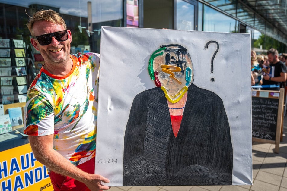 Hemden-Designer René König (51) ließ dieses Gemälde von Angela Merkel signieren.