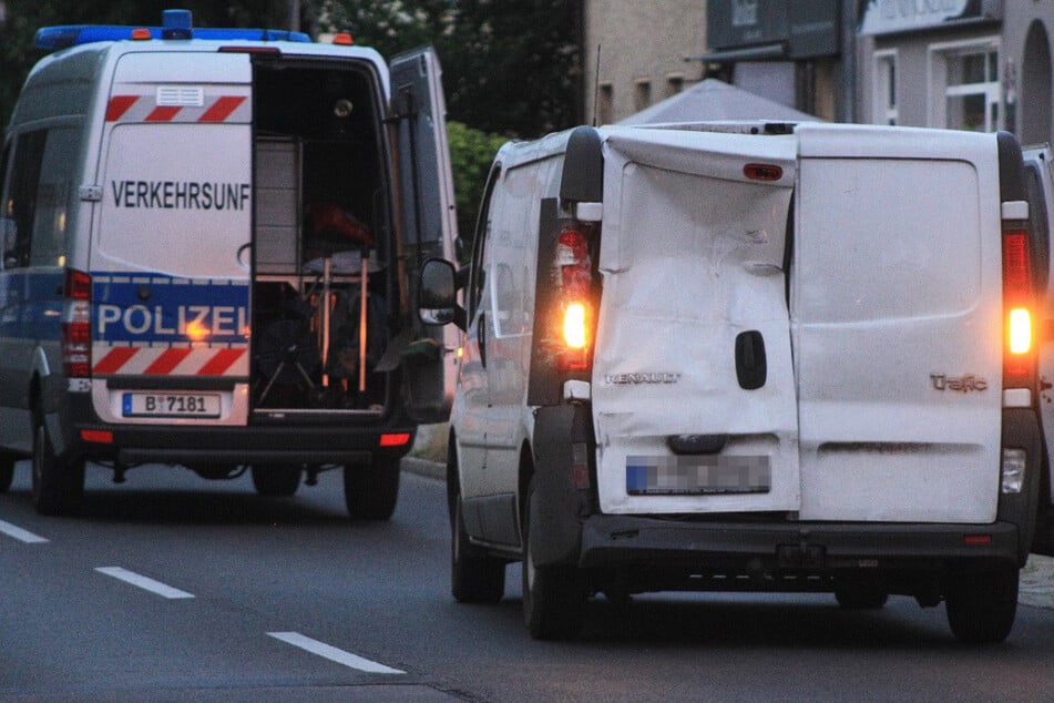Die Folgen des Unfalls sind nicht zu übersehen. Durch den heftigen Aufprall wurde das Heck des Transporters eingedrückt.