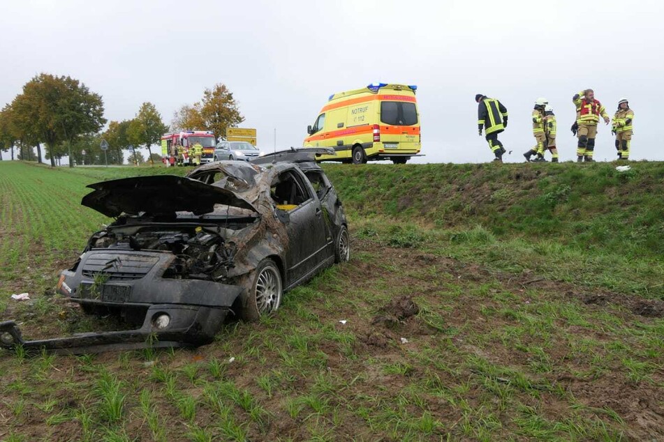 Aus diesem Wrack konnte sich der Unfallfahrer offenbar noch selbst befreien.