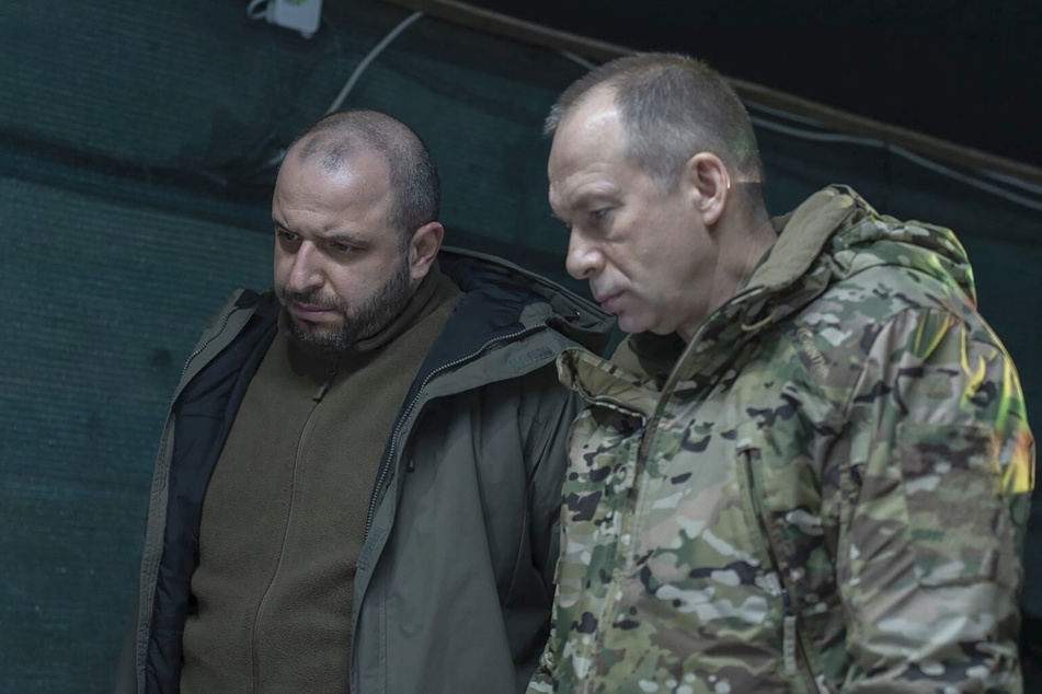 Rustem Umjerow (41, links), Verteidigungsminister der Ukraine, und Olexander Syrskyj (58, rechts), neuer Oberbefehlshaber der ukrainischen Armee.