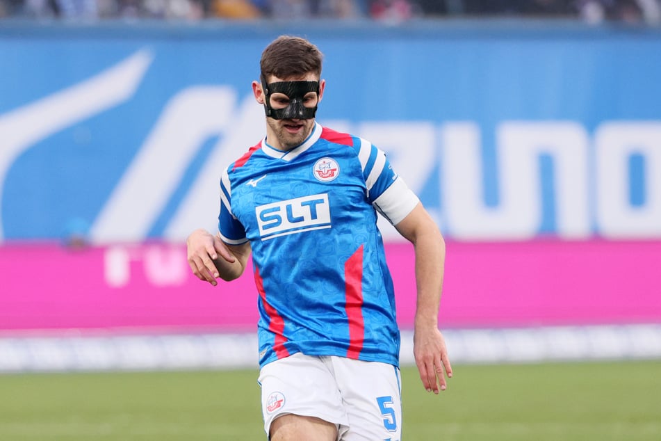 Gebrochene Nase? Macht nichts! Marco Schuster (30) lief gegen Aue als Hansa-Kapitän auf und bleibt noch länger an Bord der Kogge.