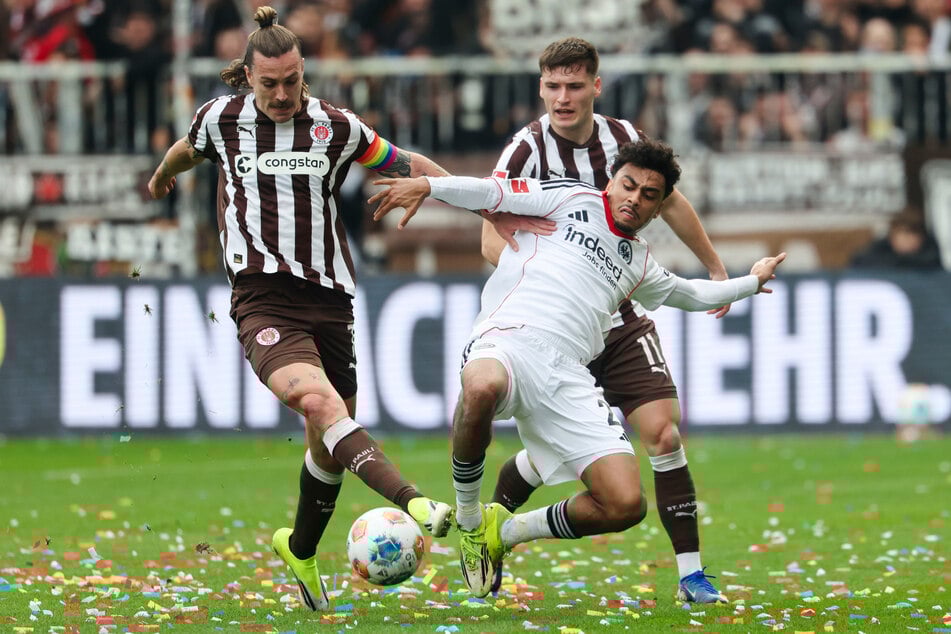 Irvine (l.) ging wie gewohnt keinem Zweikampf aus dem Weg.