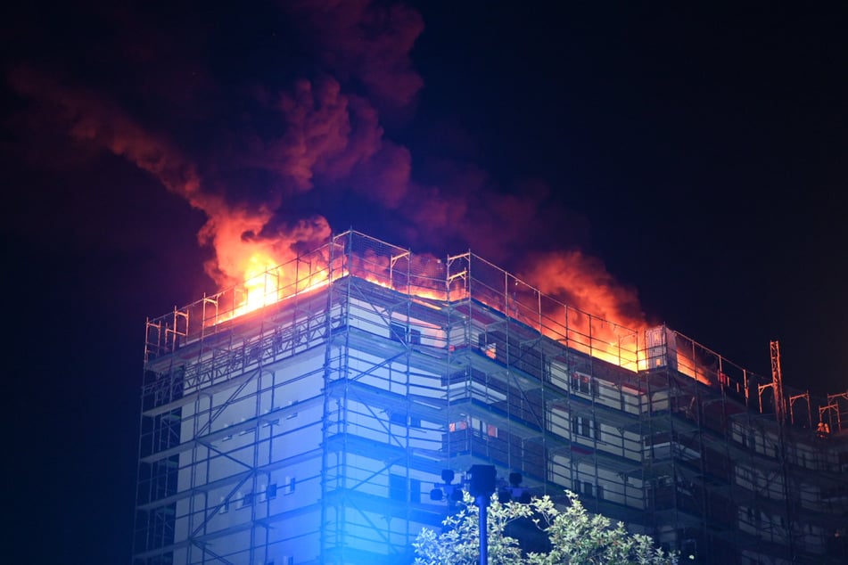 Berlin: Feuerball mit Explosion in Berlin-Gesundbrunnen: Hausdach steht in Flammen