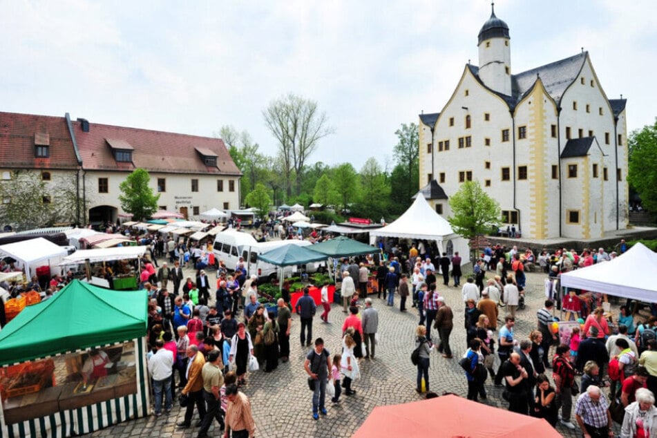 Großes Markttreiben im Hof vom Wasserschloss Klaffenbach.