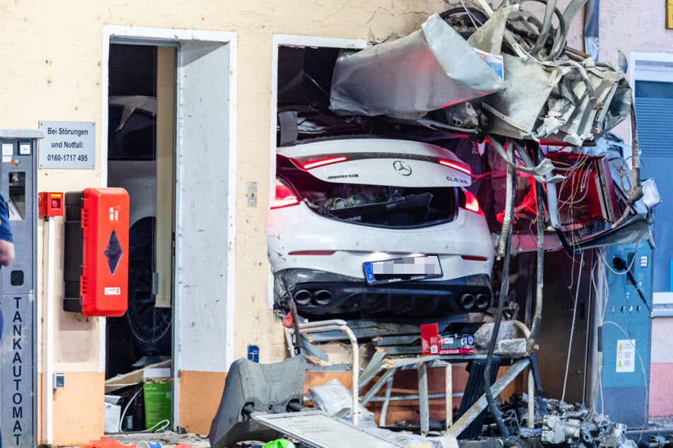 Der Fahrer erlitt bei dem Unfall lediglich leichte Verletzungen.