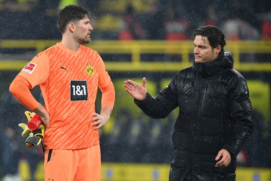 Kann BVB-Trainer Edin Terzić (41, r.) auf Gregor Kobel (26, l.) bauen? Der Einsatz von Dortmunds Stammkeeper ist wenige Tage vor dem Spiel mehr als ungewiss.