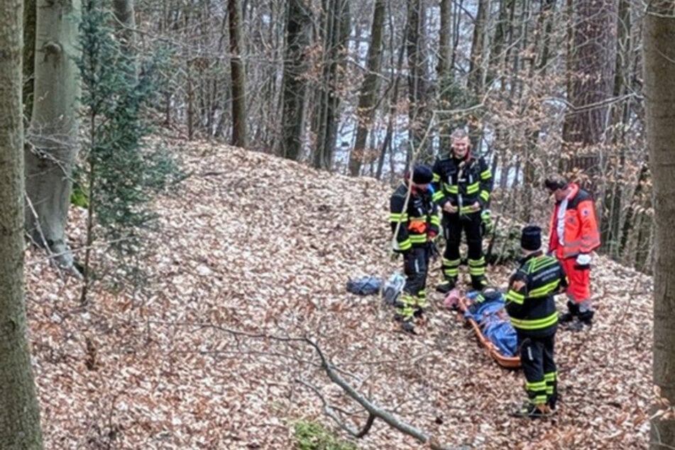 München: Spaziergang wird zum Albtraum: Feuerwehr befreit verletzte Frau aus Waldstück