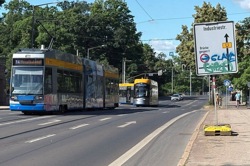 Mehrere Straßenbahnlinien fahren täglich über die Brücke und beanspruchen die maroden Gleise damit noch mehr.