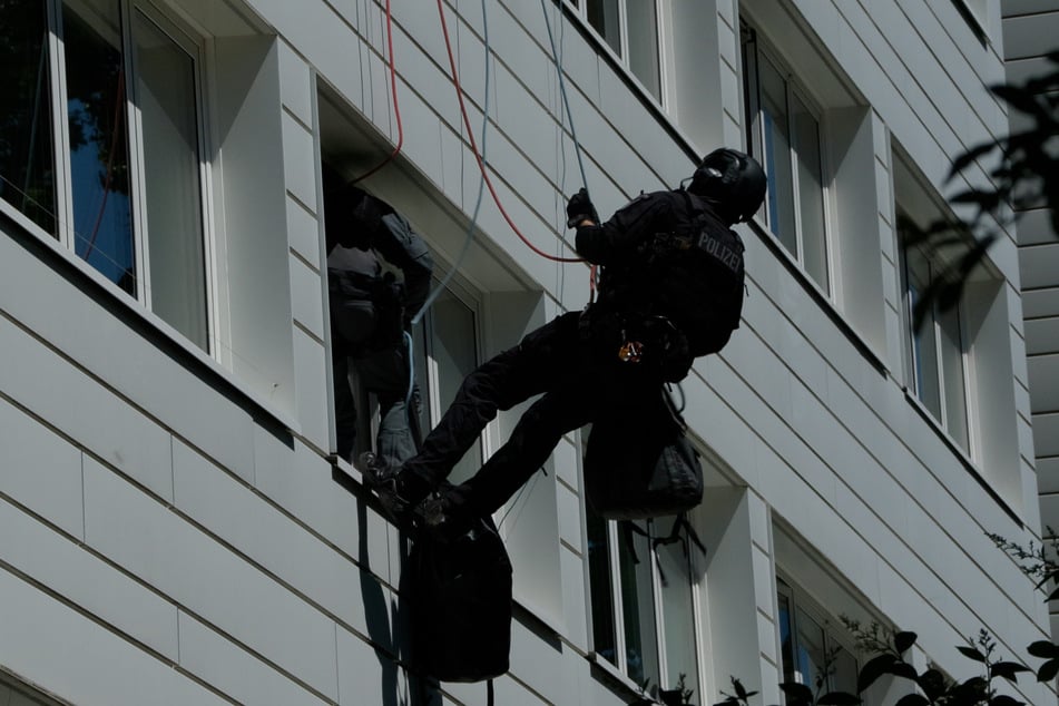 Ein Mann randalierte, woraufhin die Polizei von außen eindrang.