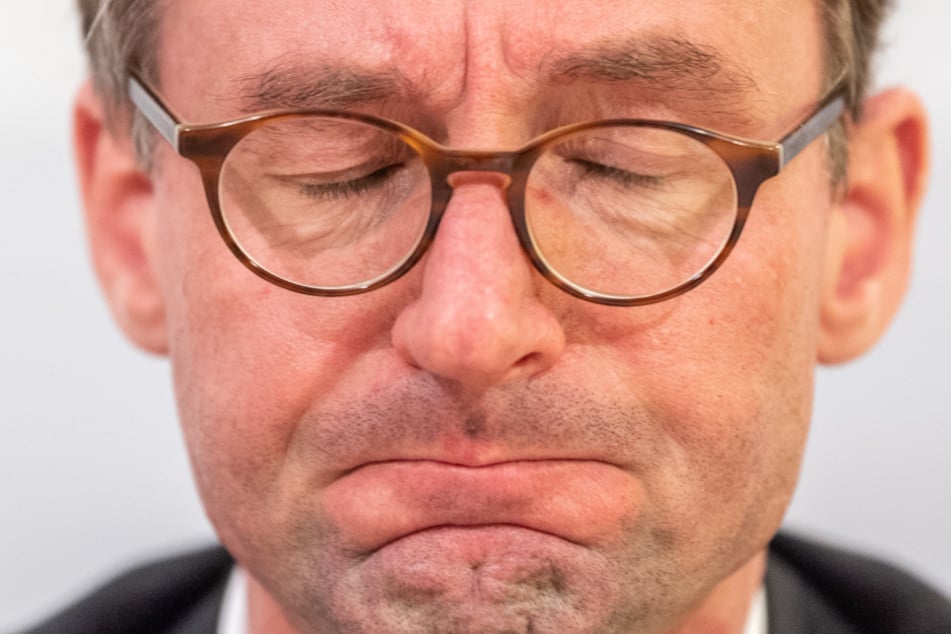 Der Druck der Koalitionspartner nötigte ihm nun eine Erklärung ab: Innenminister Roland Wöller (49, CDU) hatte den Korruptionsskandal vorher monatelang verschwiegen.