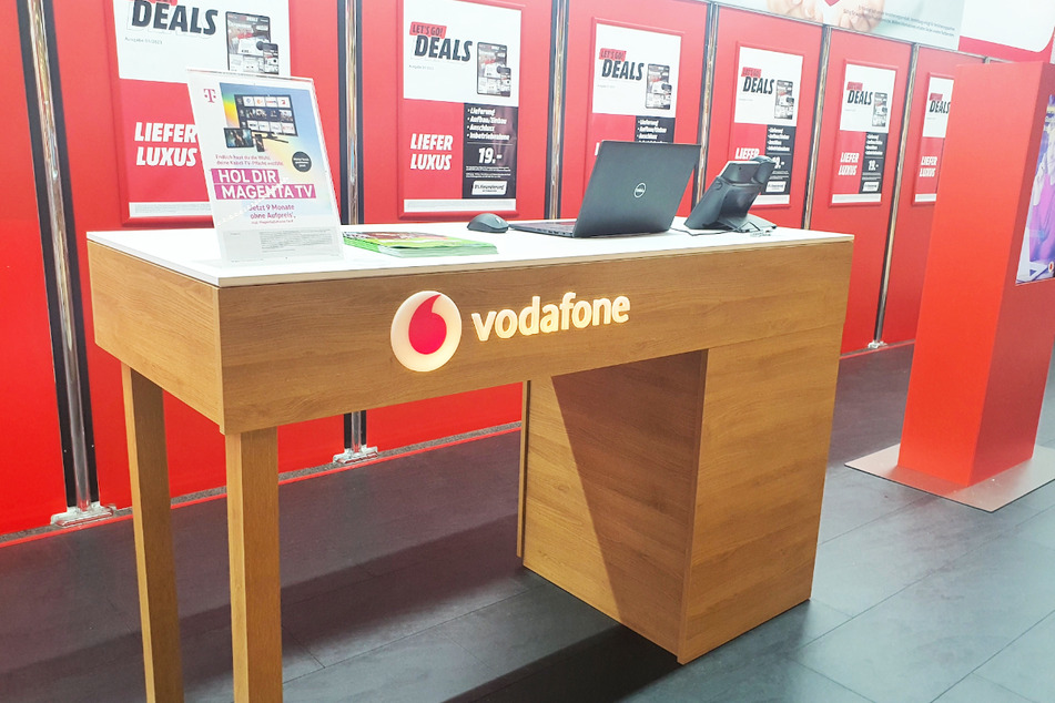 Vodafone Shop-in-Shop mit vielen Angeboten - u.a. bekommt Ihr 333 Euro geschenkt.