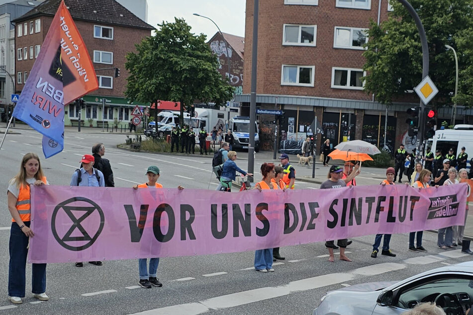 Die Klimaschutz-Bewegung "Extinction Rebellion" hat am heutigen Samstag in Hamburg demonstriert und mehrfach eine Kreuzung blockiert.