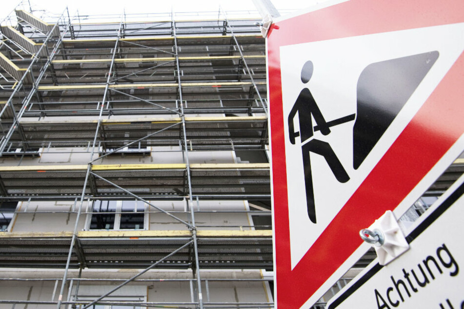 Der Bauarbeiter hatte das Fenster von einem Baugerüst geworfen und einen Container an der Straße treffen wollen. (Symbolbild)
