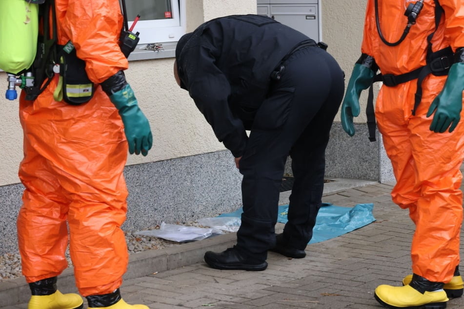 Ein Polizist begutachtet den Brief, der den unbekannten Stoff enthielt.