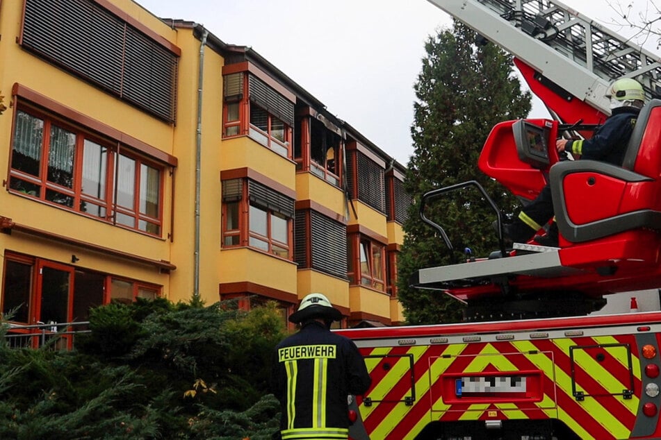 Die Feuerwehr löschte den Brand, bei dem ein Mensch gestorben ist.