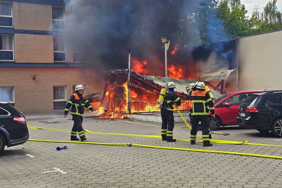 40 Einsatzkräfte seien vor Ort, um das Feuer zu löschen.