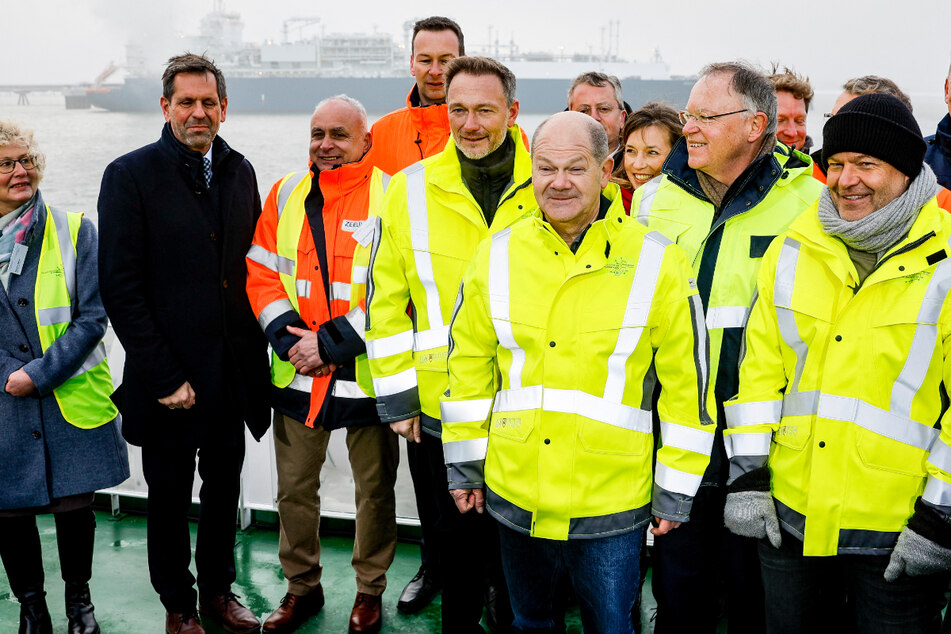 Scholz, Habeck und Lindner eröffnen erstes Flüssigerdgas-Terminal Deutschlands