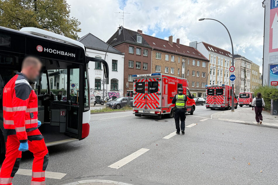 Mindestens zwei Personen sollen verletzt worden sein.