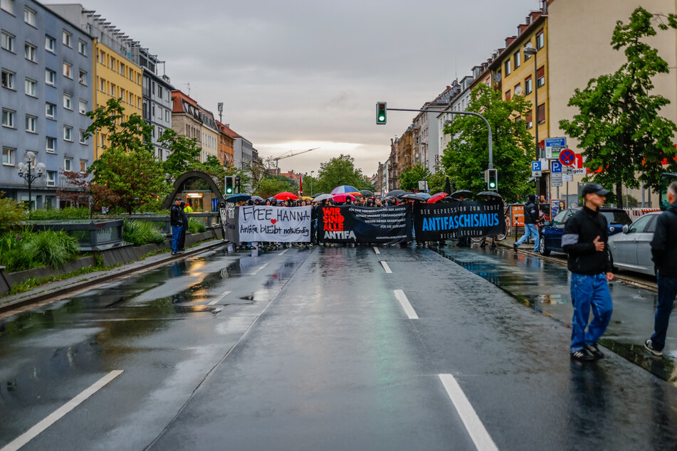 Antifa-Anhänger ziehen bei einer Demonstration durch Nürnberg.