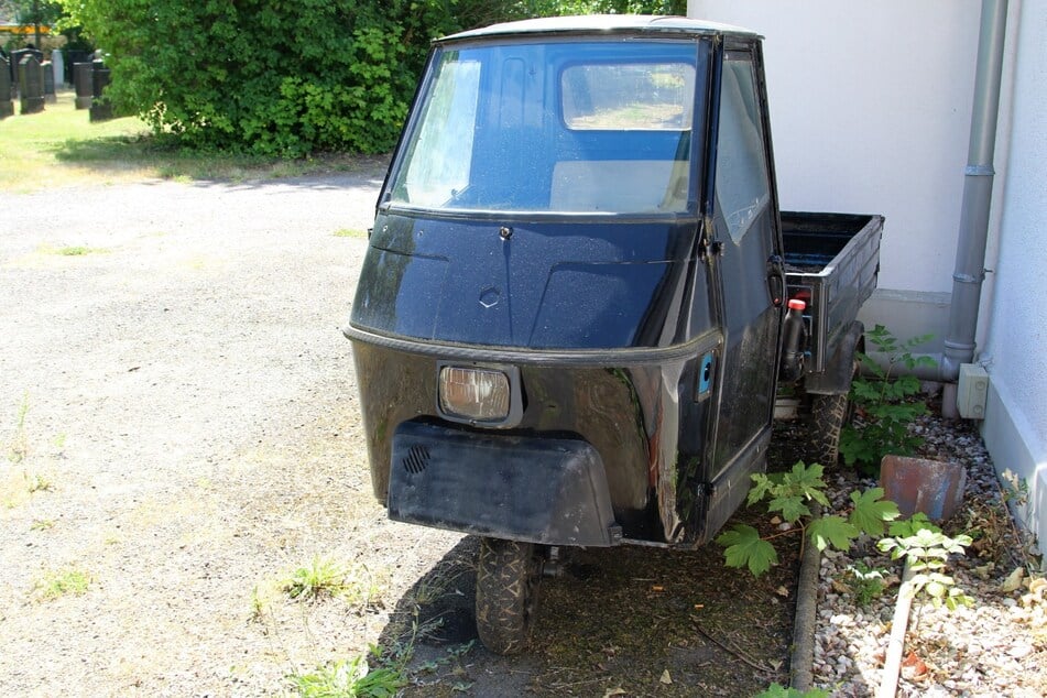 Gestörte Ruhe: Das kleine Friedhofs-Mobil wurde von den Eindringlingen einfach umgestoßen.