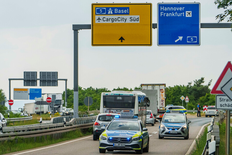 Am Frankfurter Flughafen wurde bei Bauarbeiten am Freitag eine Weltkriegsbombe entdeckt. Nach der erfolgreichen Entschärfung ist auch die vorübergehend gesperrte A5 wieder freigegeben worden.