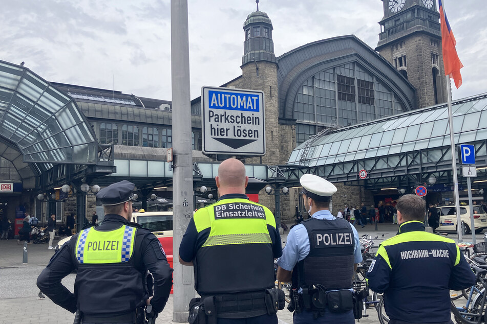 Eine "Quattro-Streife" aus Sicherheitskräften der Bundes- und Landespolizei, der Hochbahn-Wache und der DB-Sicherheit steht vor dem Hauptbahnhof.