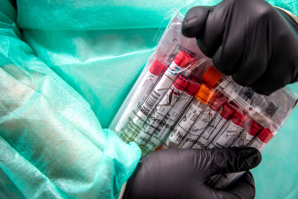 Barmer teilt mit: Pflegekräfte in Altenheimen erkranken so häufig am Coronavirus wie keine andere Berufsgruppe in Bayern. (Symbolbild)