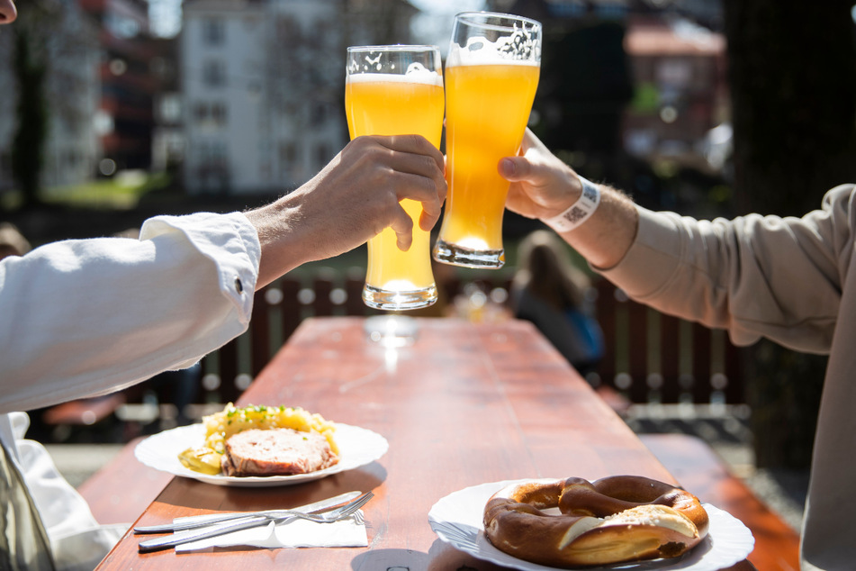 Zwei Menschen sitzen bei gutem Wetter in einem Biergarten. Bei stabilen Inzidenzwerten unter 100 sollen in Thüringen unter anderem Biergärten wieder öffnen dürfen.
