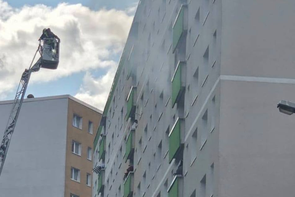 Die Feuerwehr nutzte unter anderem eine Drehleiter.