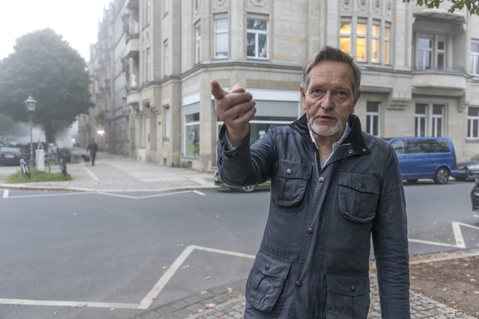 Anwohner Peter Skyba (65) will den starken Verkehr nicht hinnehmen.