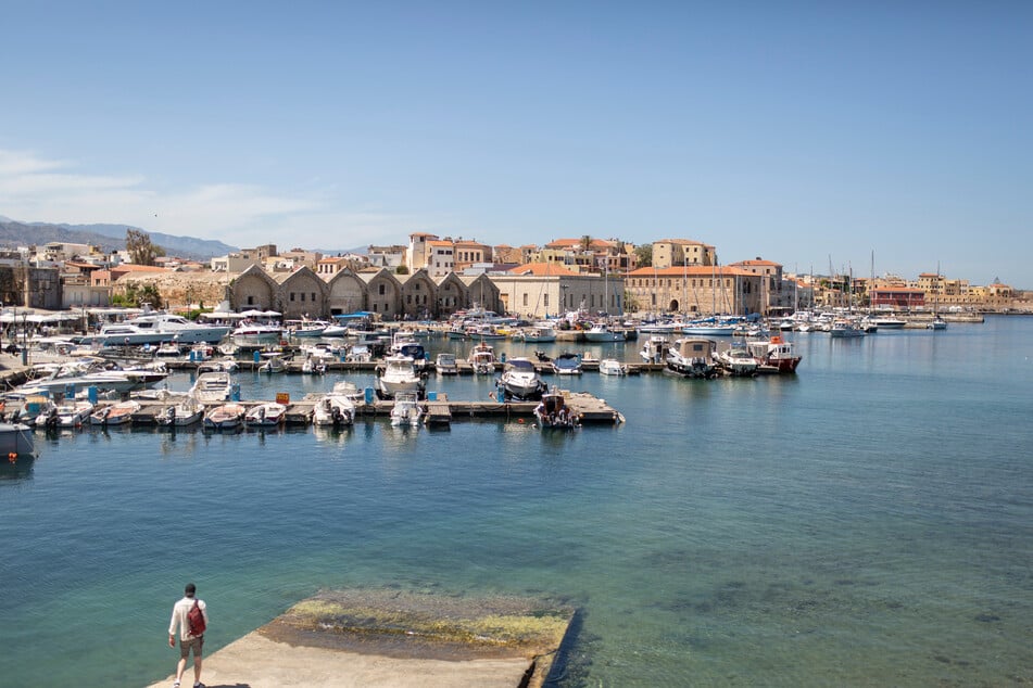 Die griechische Insel Kreta ist jährlich ein beliebter Urlaubsort für Touristen - doch nun wurden dort besorgniserregende Legionellen festgestellt. (Archivbild)