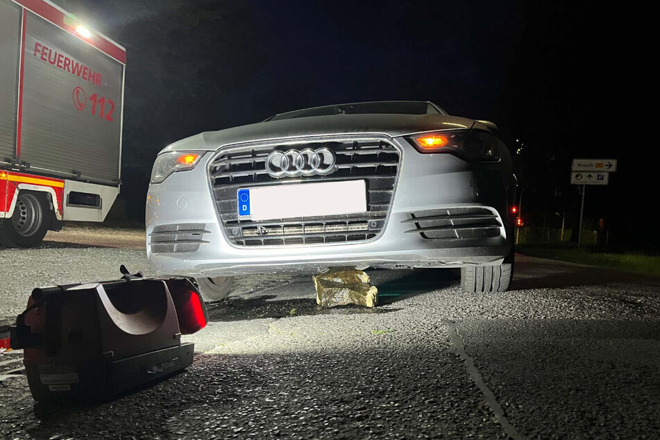 Der Audi war nach dem Zusammenstoß mit dem Stein nicht mehr fahrtüchtig und musste abgeschleppt werden.