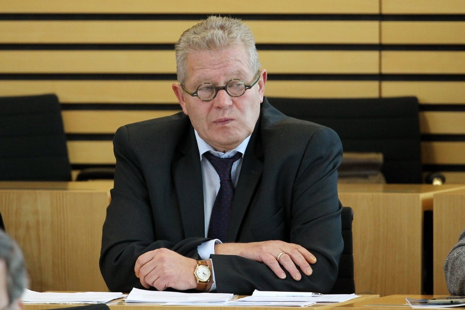 Laut einem Bericht der Landtagskommission hat die AfD in Thüringen mit Dieter Laudenbach (66) einen ehemaligen Stasi-Spitzel in ihren Reihen.