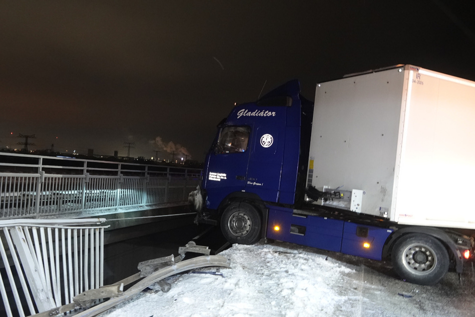 Aufgrund der glatten Fahrbahn durchbrach er die Mittelleitplanke auf der Elbbrücke.