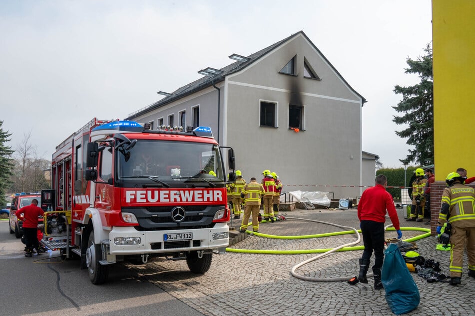 In dem Mehrfamilienhaus in der Schönfelder Straße hatte es in einer Wohnung im ersten Obergeschoss gebrannt.