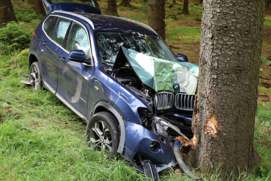 Der BMW kam während eines Überholvorganges von der Fahrbahn ab.